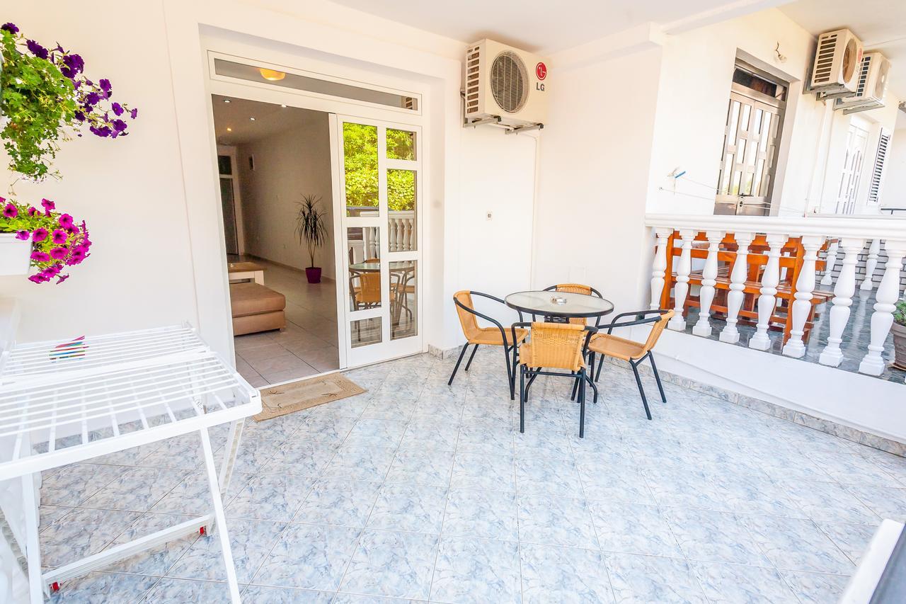Apartments Adriatic Свети Стефан Екстериор снимка